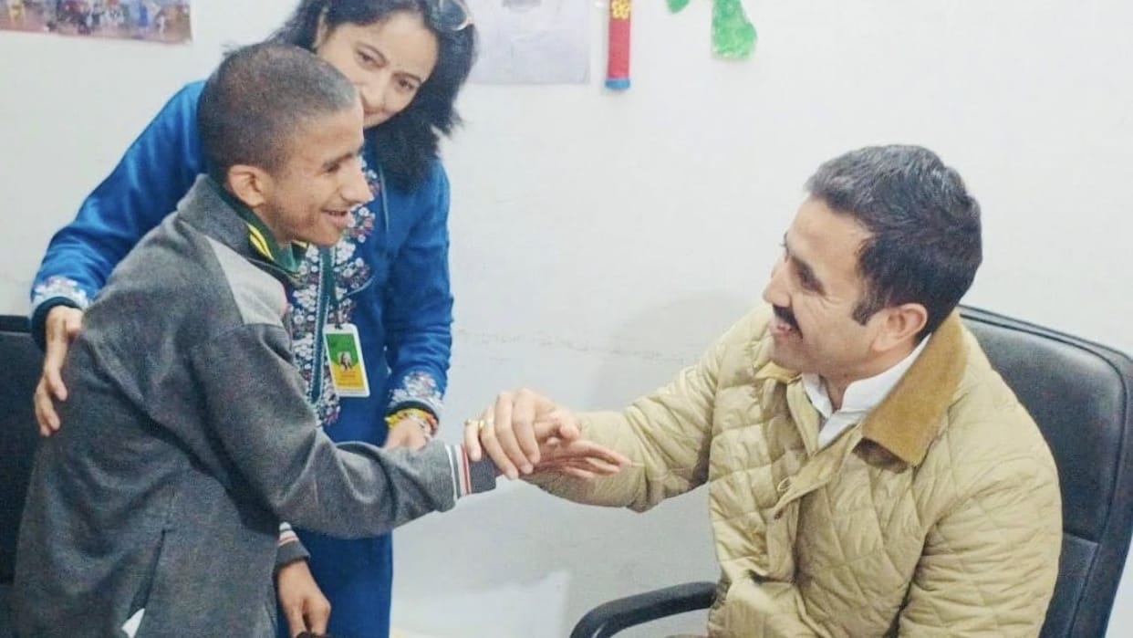 Hamirpur Vikramaditya Singh visited school of divyang Golu and also consoled the family of deceased Ranjana