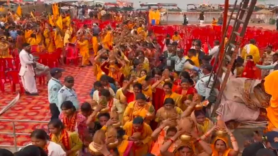 ध्वजारोहण समारोह:कलश यात्रा के साथ पंच दिवसीय समारोह की शुरुआत, सैकड़ों ...