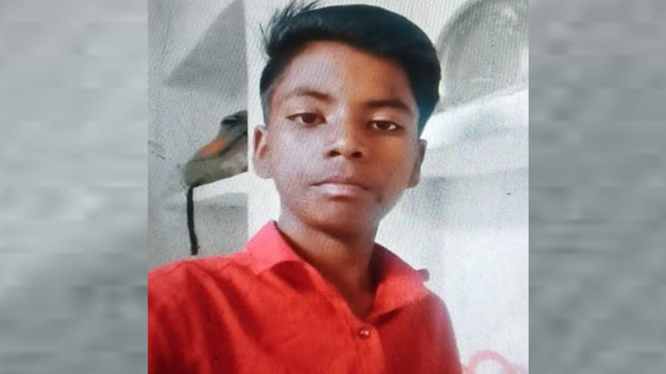 Auraiya: thresher overturned, killing a Class 9 student, causing family chaos