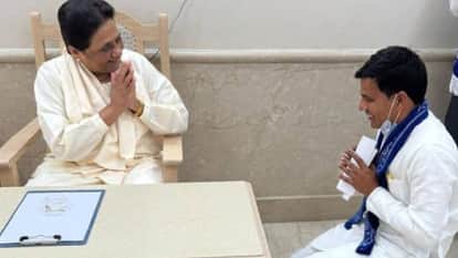 UP: MLA surrenders before Mayawati, Satish Kumar Singh, the only MLA to win from BSP in Bihar