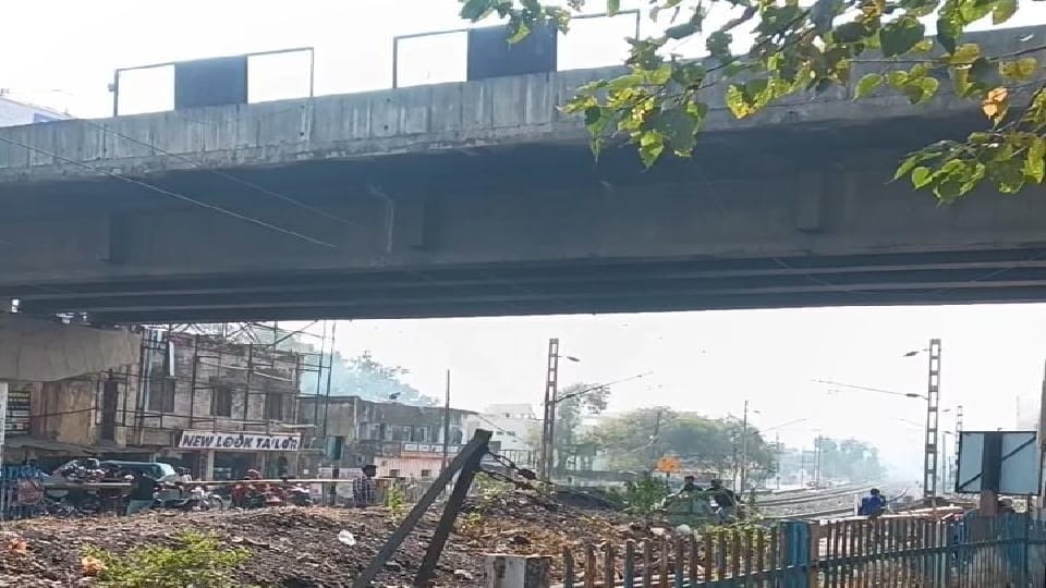 युवक ने रेलवे ट्रैक पर लगाई छलांग