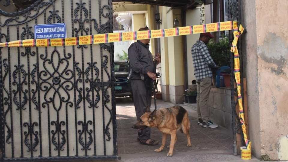 Armed criminals wreak havoc: Exporter mansion robbed, guard held hostage... finger chopped off