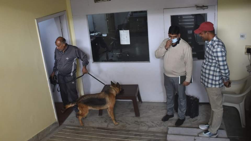 Armed criminals wreak havoc: Exporter mansion robbed, guard held hostage... finger chopped off