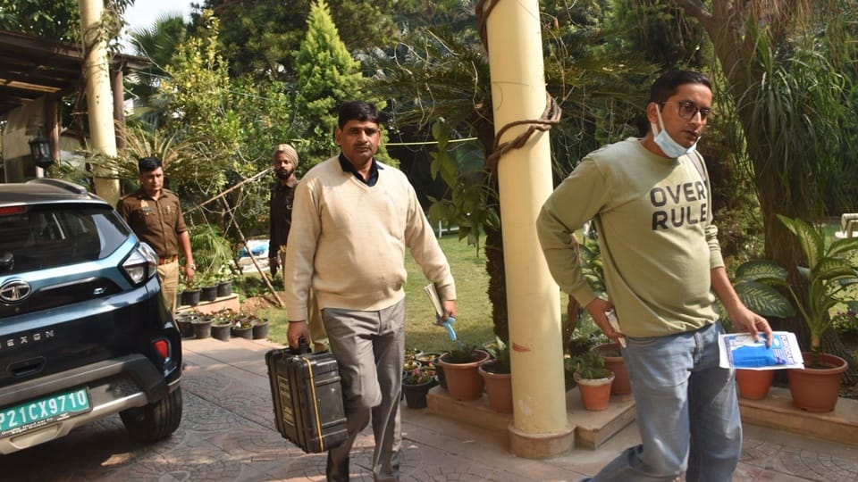Armed criminals wreak havoc: Exporter mansion robbed, guard held hostage... finger chopped off