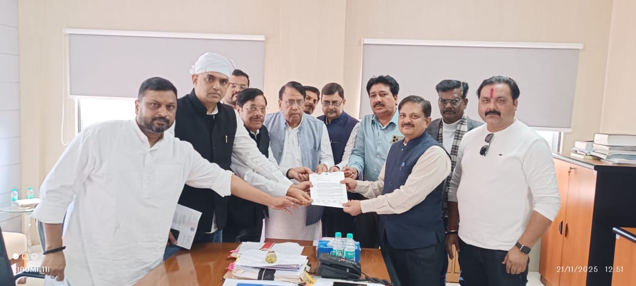MP News: Congress files complaint with Election Commission, alleges influencing votes through government schem