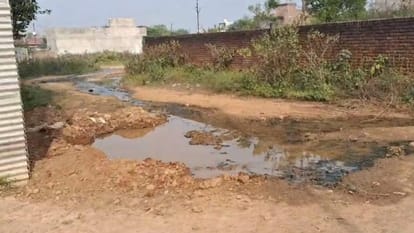 बुद्व बिहार कॉलोनी में रास्ते में बह रहा गंदा पानी