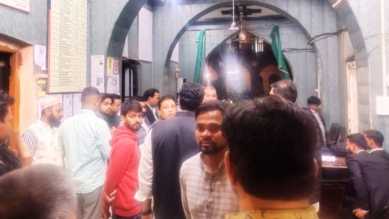 Dal Mandi Samajwadi Party leader taken away by police traders anger gathered outside Chowk police station