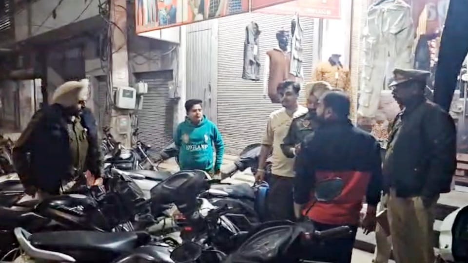 Rs 3 lakh looted from readymade garment shop by firing in Amritsar