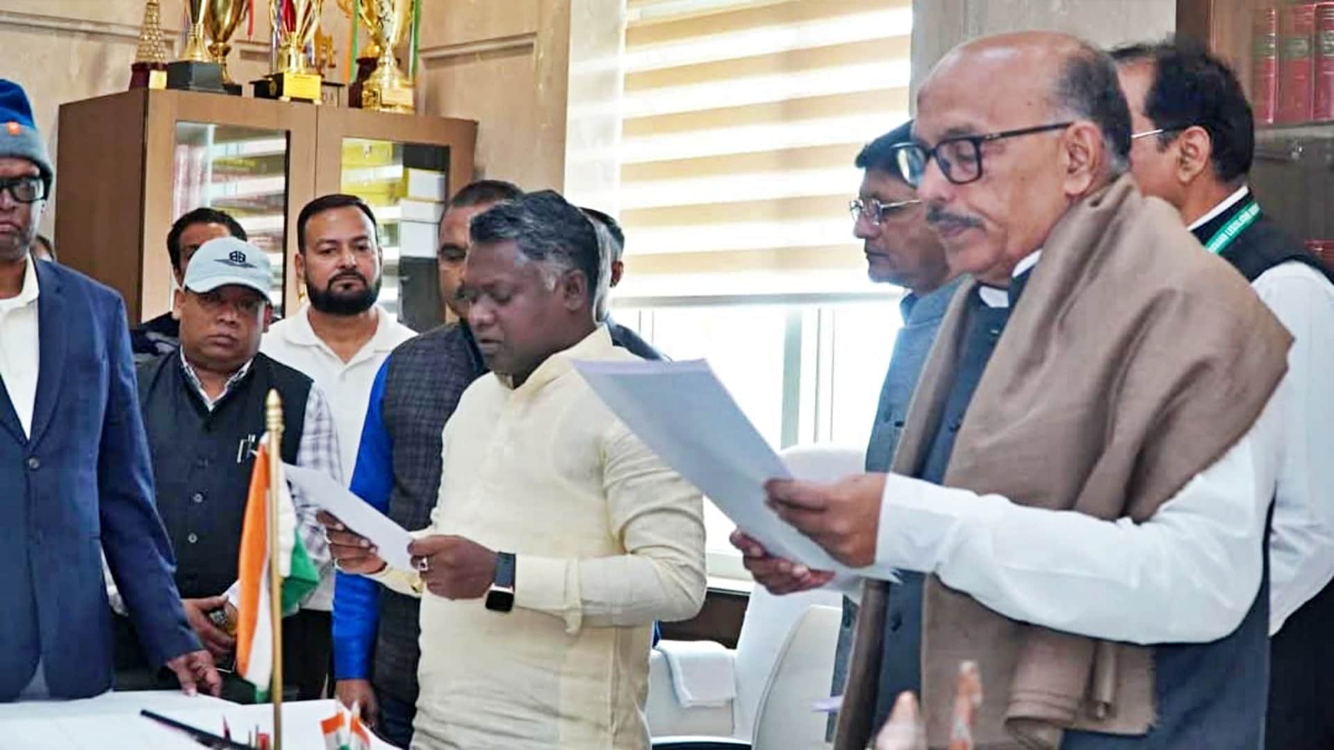 पद और गोपनीयता की शपथ लेते विधायक सोमेश सोरेन