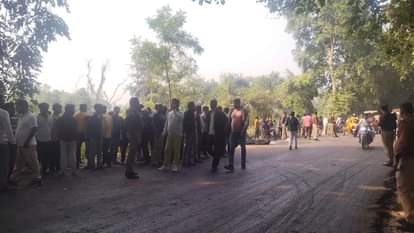 घटनास्थल पर लगी भीड़