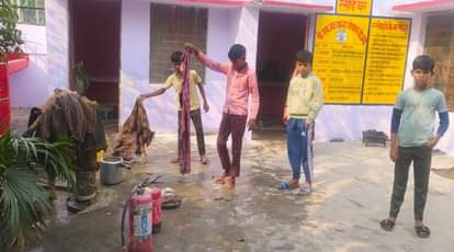 Farrukhabad Cylinder caught fire while preparing lunch youth controlled it with fire extinguisher