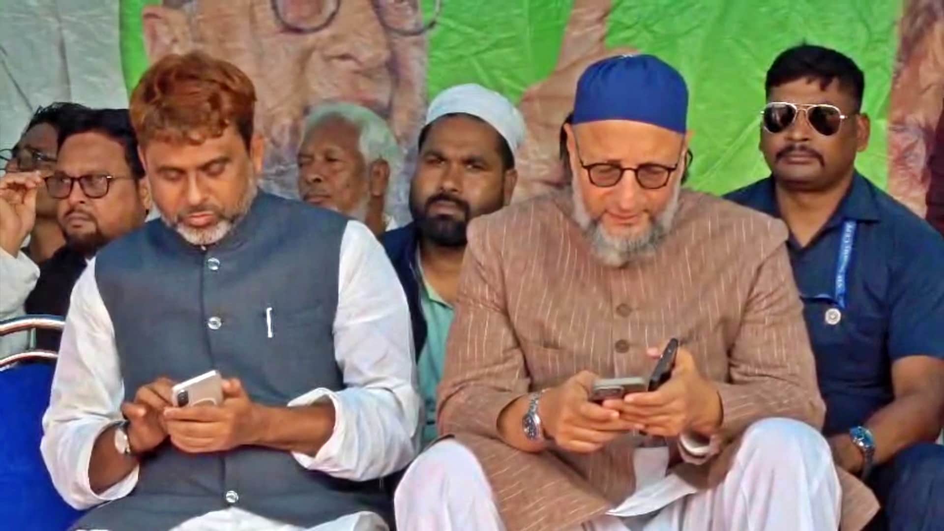 बलरामपुर में राजनीतिक कार्यक्रम के दौरान असदुद्दीन औवैसी तथा अन्य