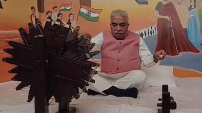 Lucknow: Gandhi's spinning wheel has become modern...clothes are now being woven with the help of solar panels