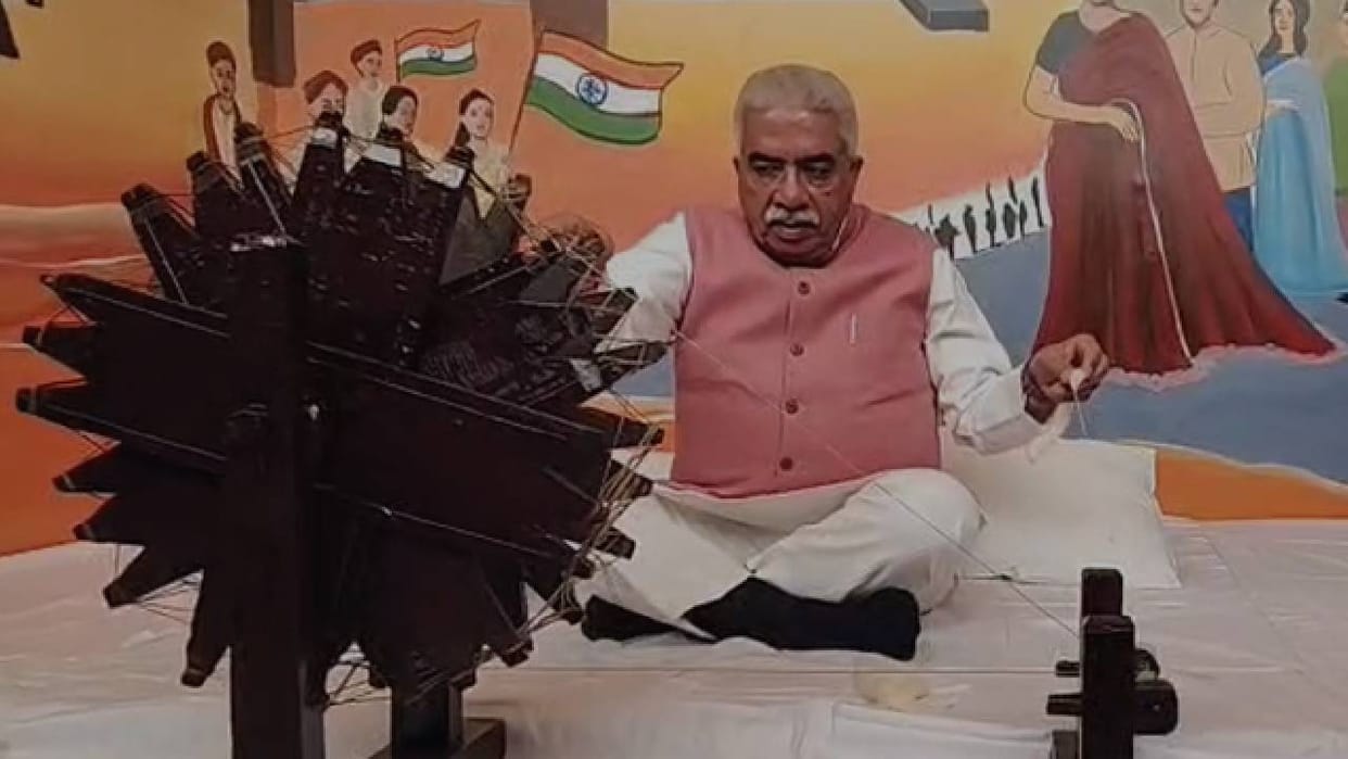 Lucknow: Gandhi's spinning wheel has become modern...clothes are now being woven with the help of solar panels