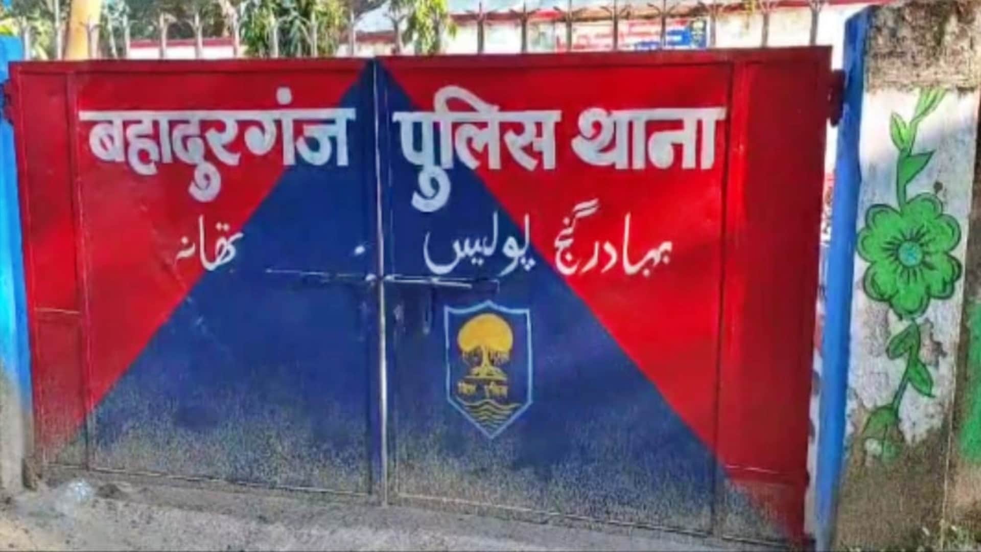 पुलिस और स्थानीय लोगों ने युवती को बचाया