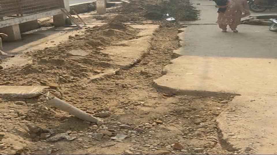 मोहल्ला बरहसैनी में शुरू हुआ सड़क की मरम्मत का कार्य