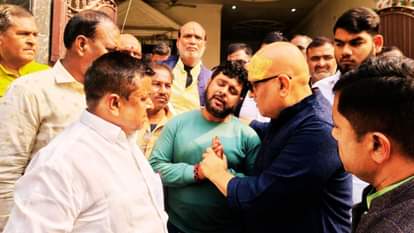 मृत दवा व्यवसाई के परिजनों से मिले अजय राय।