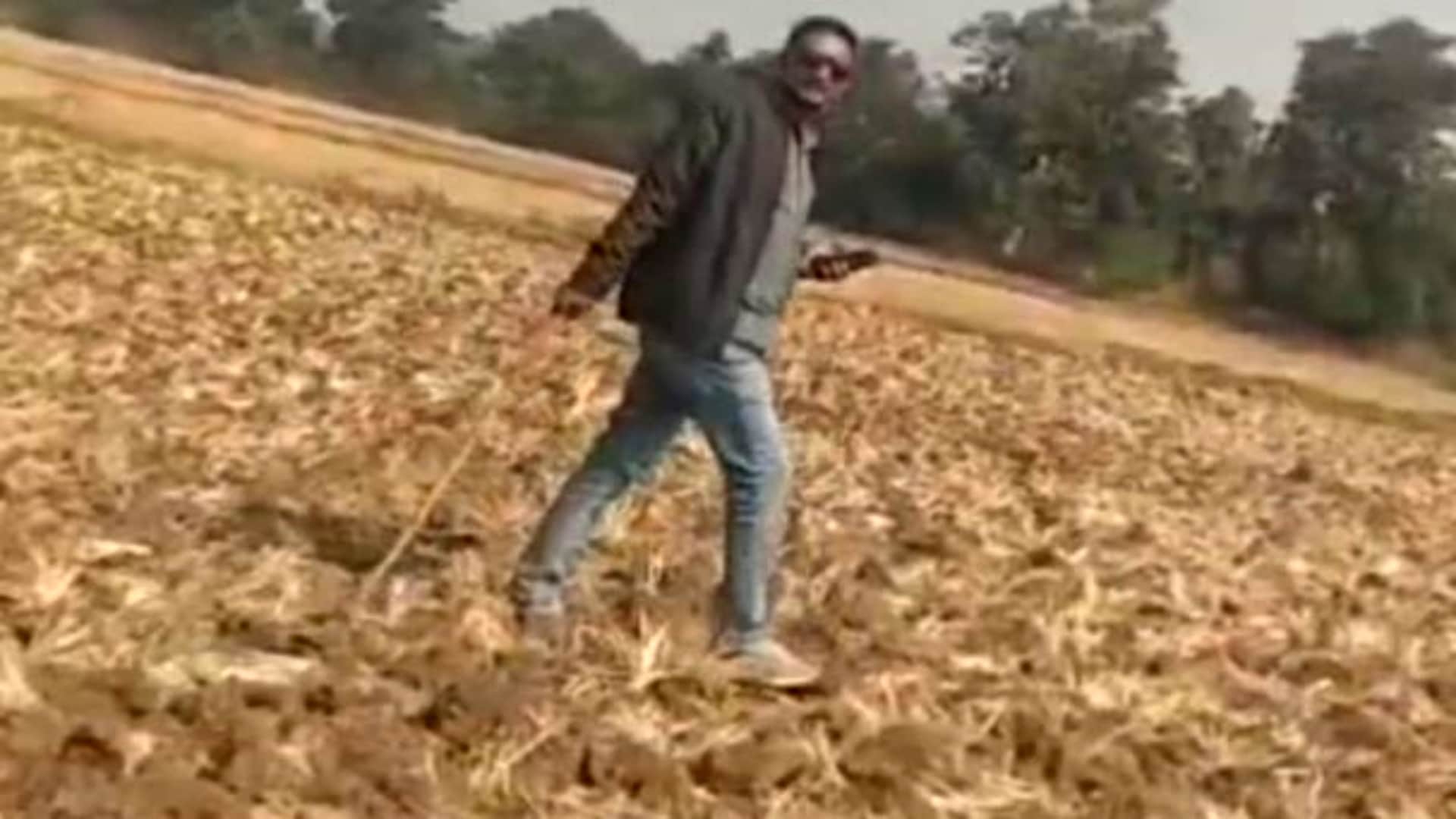 कांग्रेस नेता ने कुल्हाड़ी लेकर खेत में जुताई करने वाले युवक को धमकाया