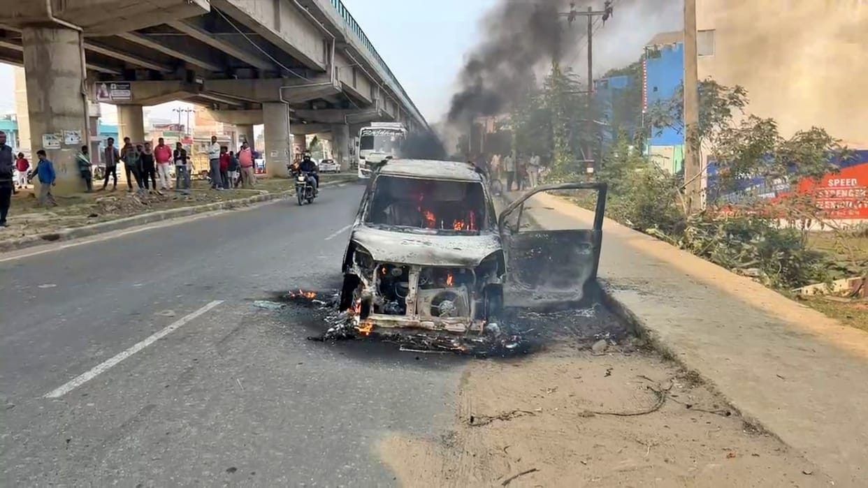 Nalanda News: A Moving Car on NH-20 Bursts Into Flames, Two Passengers Dead Safe; short circuit suspected