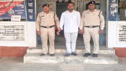 Fake RTI activist arrested in Jashpur for extorting Rs 90,000 from 30 Panchayat secretaries