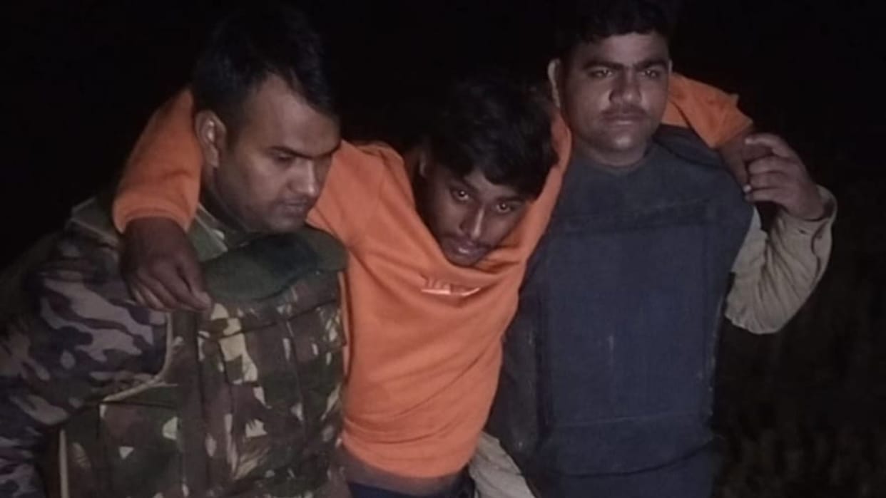 Police encounter in Azamgarh two criminals carrying reward of 25,000 rupees arrested