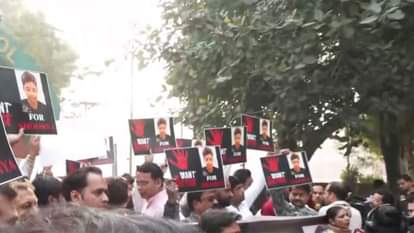 Delhi Student suicide case Family protests outside school