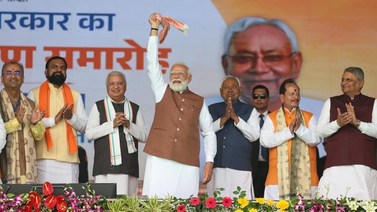 PM Modi: पीएम ने फिर लहराया गमछा, सांस्कृतिक जुड़ाव ने बढ़ाई भीड़ की ऊर्जा; जय बिहार, हर-हर महादेव के लगे नारे