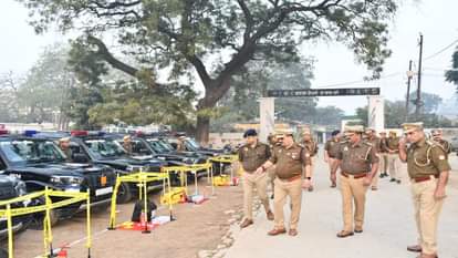 SSP Dr. Brijesh Kumar Singh took the salute of the parade and inspected the police line in Budaun