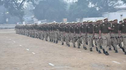 SSP Dr. Brijesh Kumar Singh took the salute of the parade and inspected the police line in Budaun