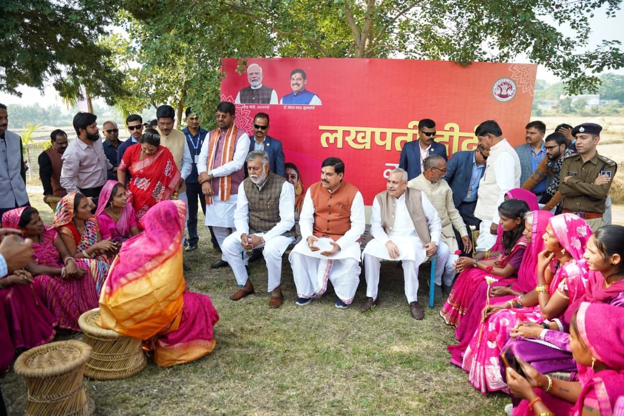 सीएम डॉ. यादव ने लखपति दीदी से संवाद कियां