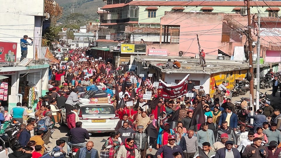 People are on the streets in Chaukhutia almora against the health system