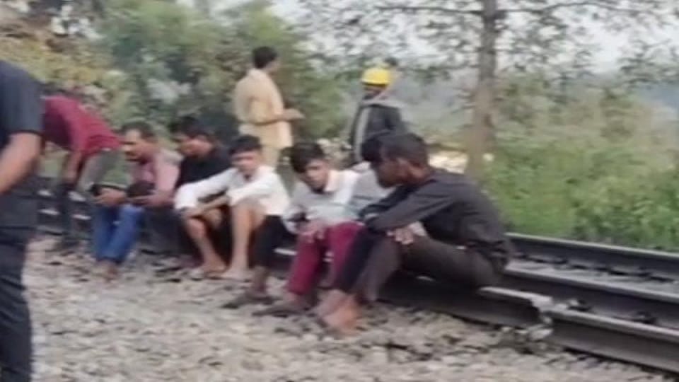 SECL कर्मी ने मालगाड़ी से कटकर की आत्महत्या