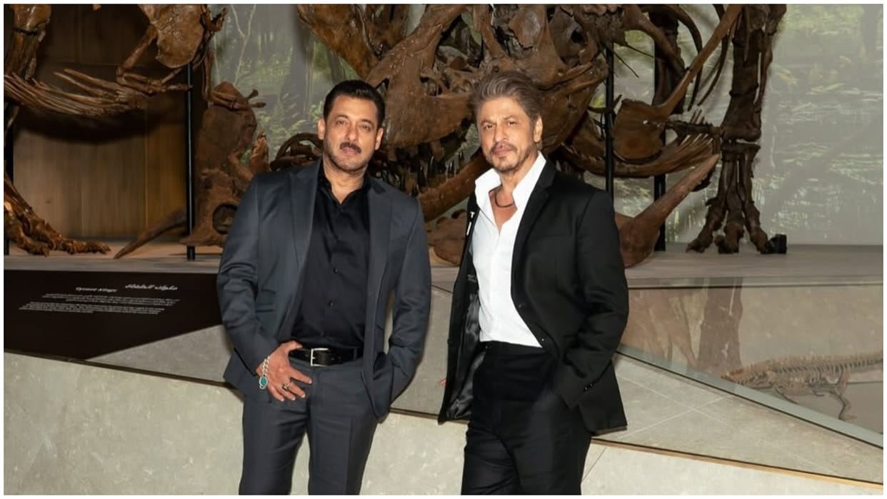 Shah rukh and salman khan visits abu dhabi their pictures viral on social media