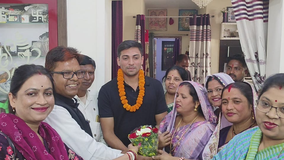 देवेश साहू परिजनों के साथ