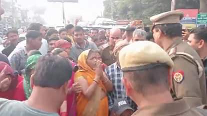 धूमनगंज इलाके के ट्रांसपोर्ट नगर में छात्र की मौत के बाद चक्काजाम करते परिजन।