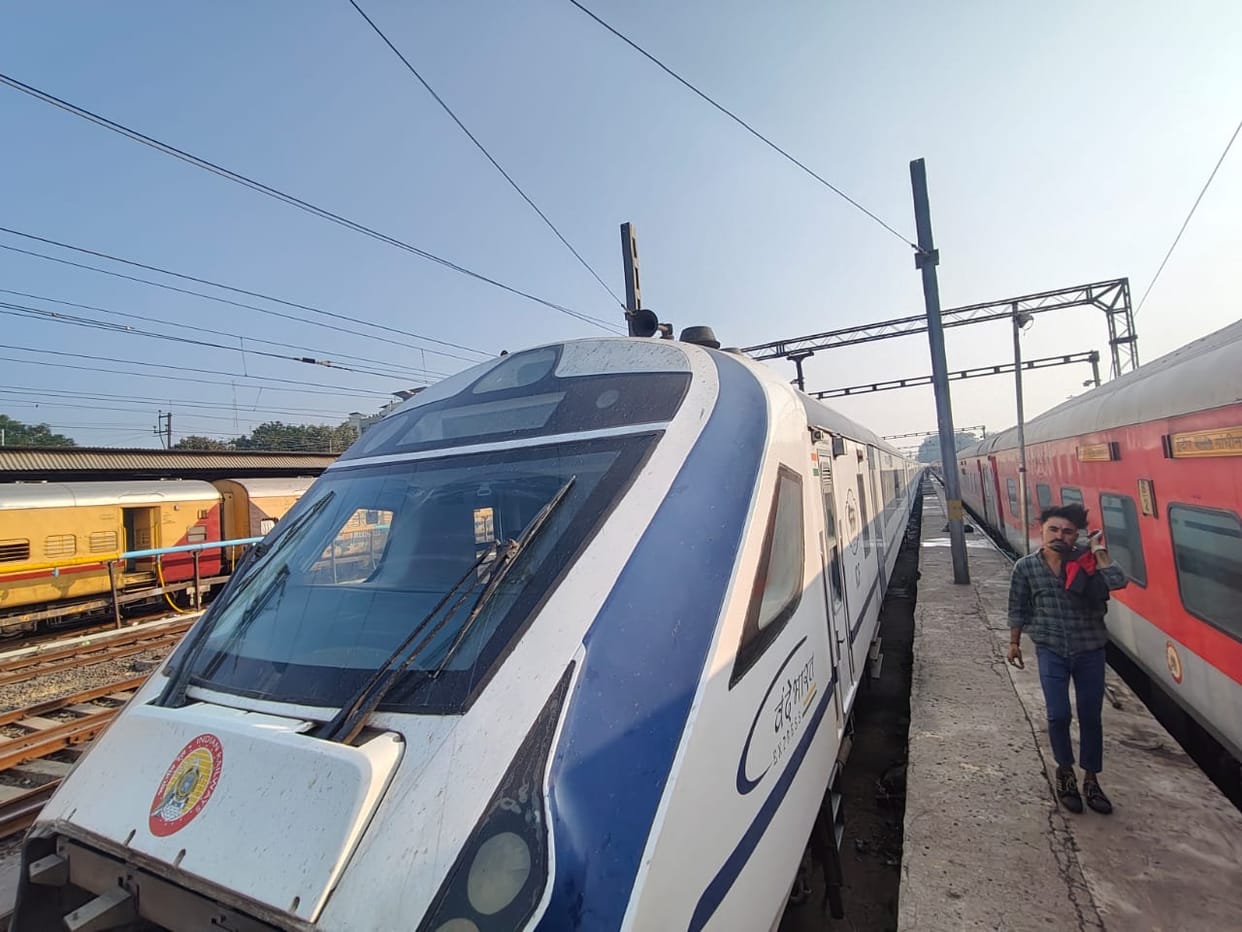 Indore: Vande Bharat train departs from Indore for Nagpur with increased coaches.