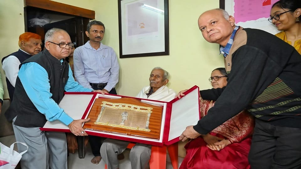 Vinod Kumar Shukla receives Jnanpith in ceremony at his Raipur home