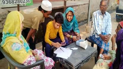 भुजपुरा स्थित नगला आशिकअली में बीएलओ के न रहने पर फॉर्म भरता बच्चा