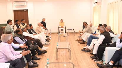 प्रशांत किशोर बैठक करते हुए