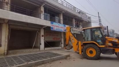 Bulldozers run on the market of Arif close associate of Maulana Tauqeer in Bareilly
