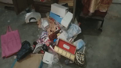 चोरी के बाद बिखरा सामान