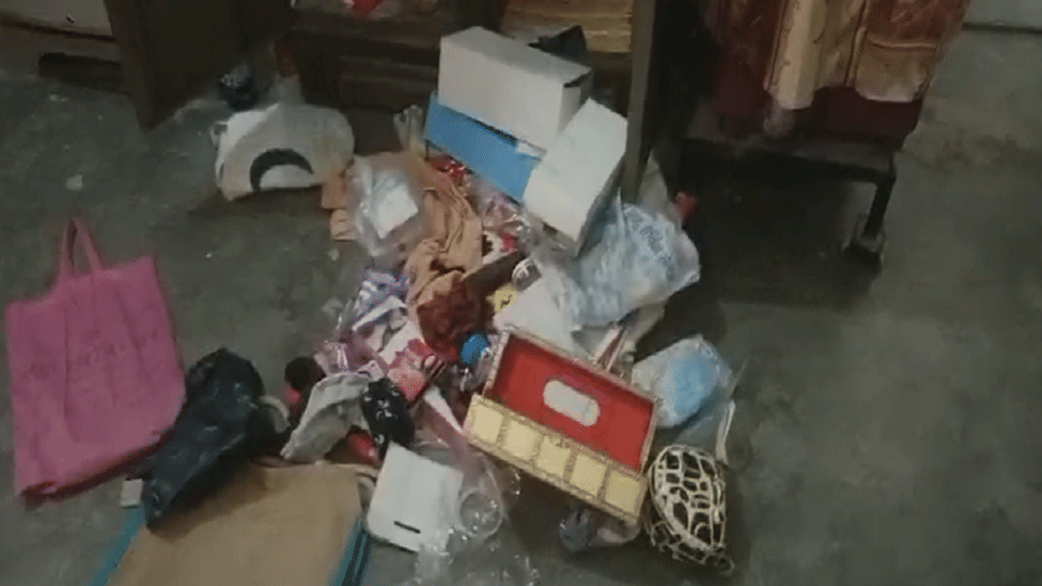 चोरी के बाद बिखरा सामान