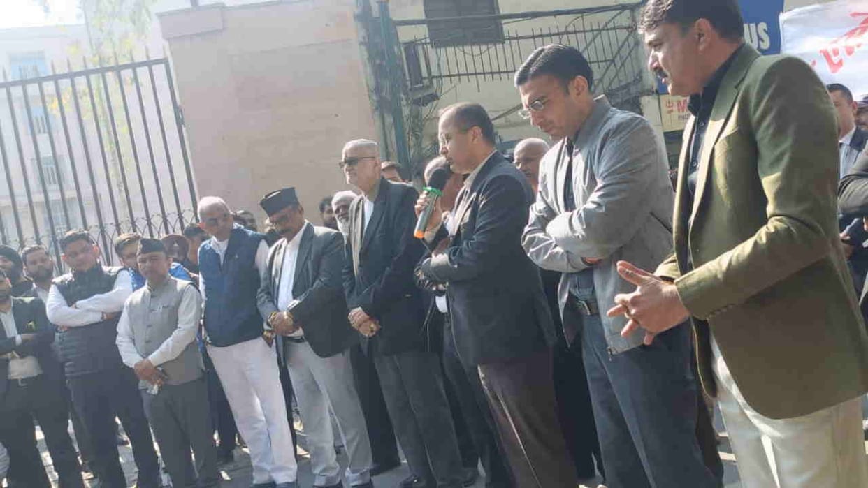 lawyers strike in Dehradun Home Secretary DM and SSP reached among the lawyers Uttarakhand news