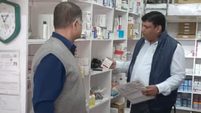 मेडिकल फर्म पवन फार्मास्युटिकल्स में जांच करते औषधि निरीक्षक