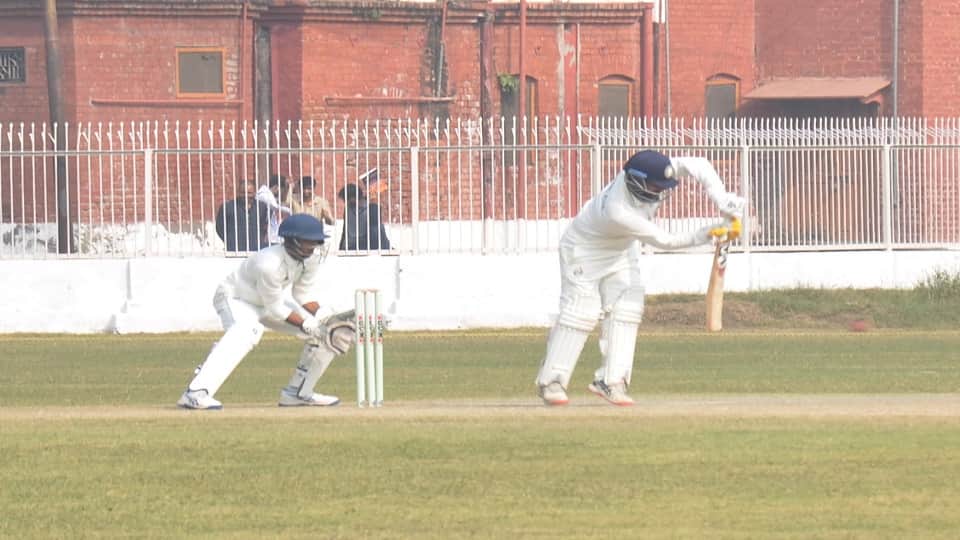 एएमयू पवेलियन में नाॅर्थ जोन इंटर यूनिवर्सिटी क्रिकेट टूर्नामेंट में खेलते  खिलाड़ी