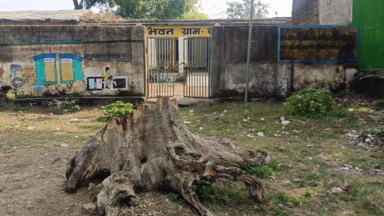 Jhansi: Kagar Gram Panchayat of Bangra development block is in bad shape