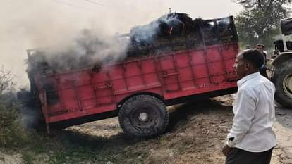 गांव मानिकपुर के पास धान के पुआल से ट्रैक्टर-ट्राला एचटी लाइन से छूने पर लगी आग