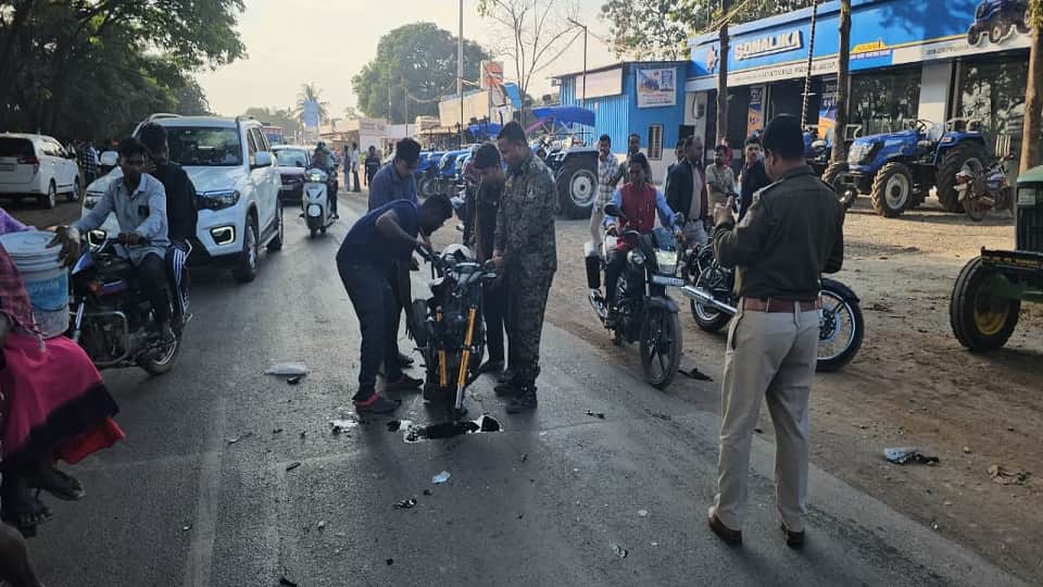 हादसे के बाद बाइक के उड़े परखच्चे