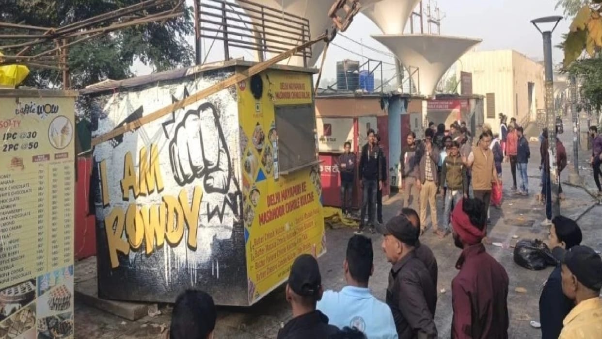 Action taken at Science College Chowpatty in Raipur: Uproar as soon as JCB arrives, Congress leaders arrested