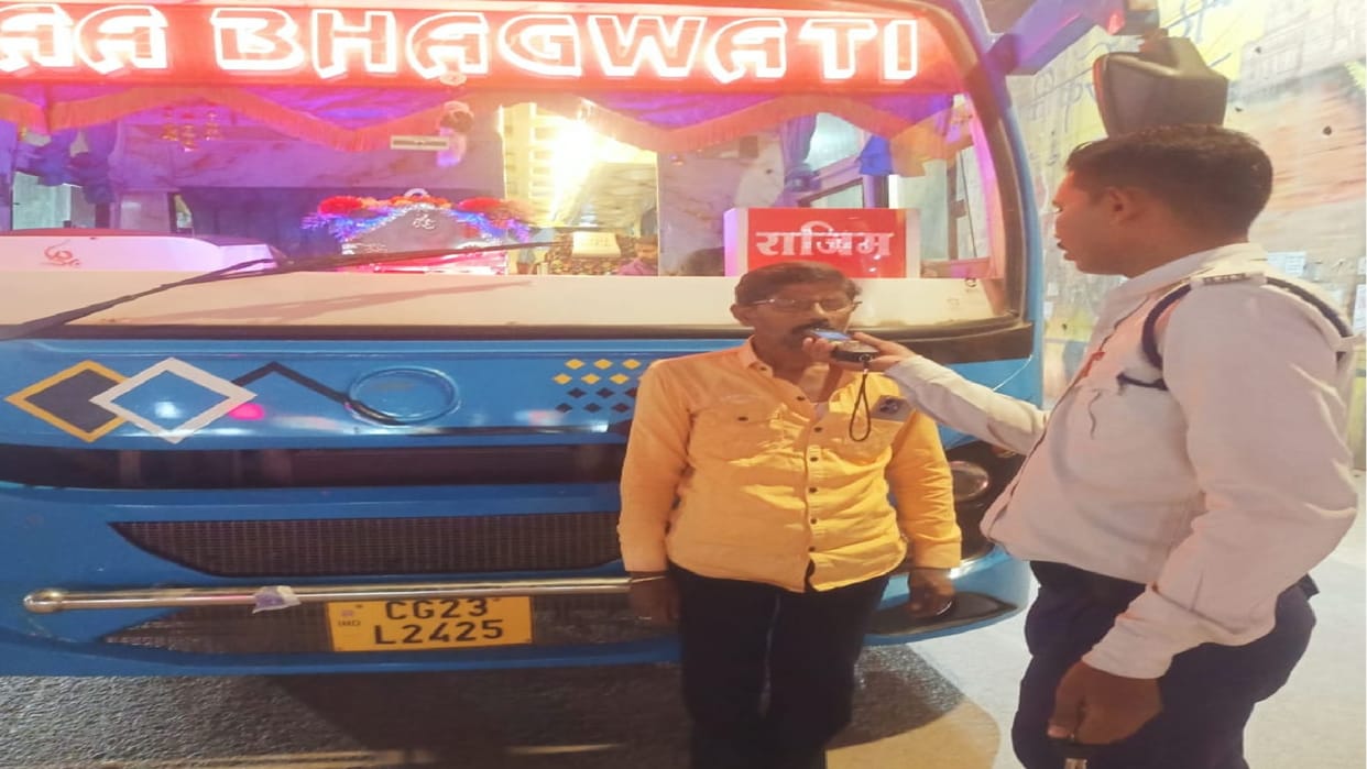 Strict action against drunk drivers in Raipur, two bus drivers caught, 53 vehicles seized in 10 days